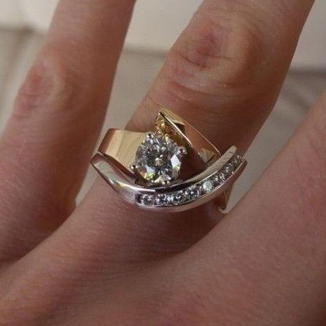 Anillo vintage irregular con circonitas