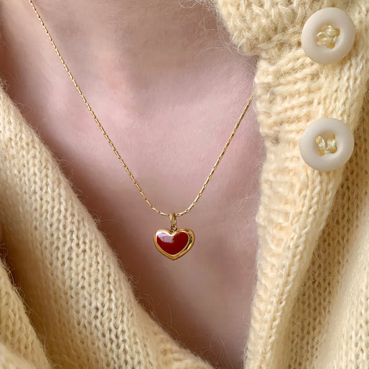 Lindo collar de corazón rojo