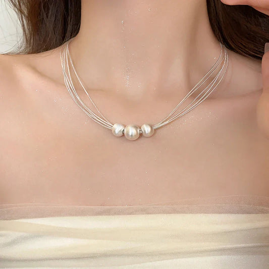 Elegante collar de perlas blancas